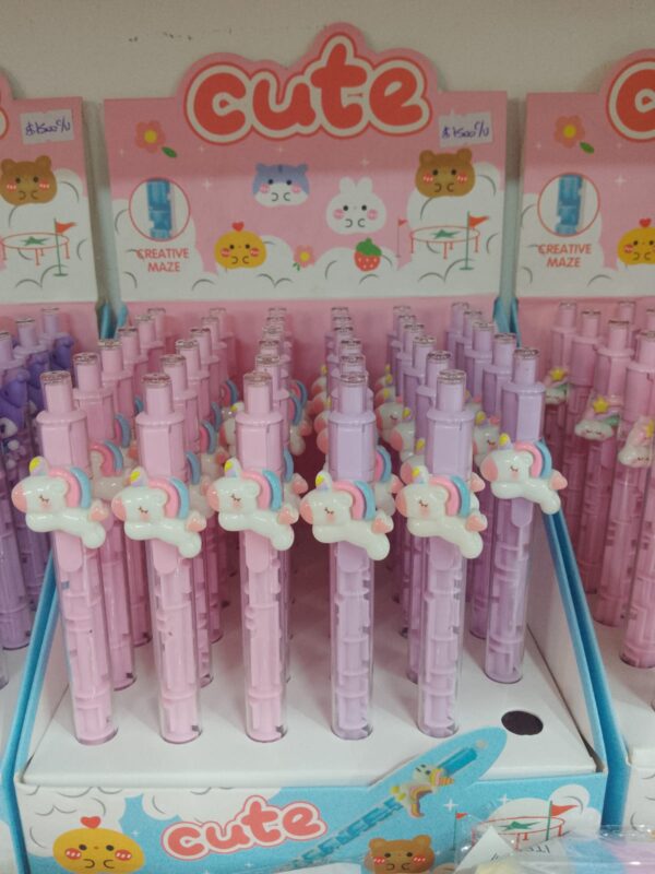 Lapicera unicornio con laberinto trazo azul